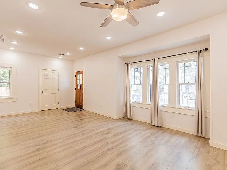 1010 Burnet St — Photo 6
