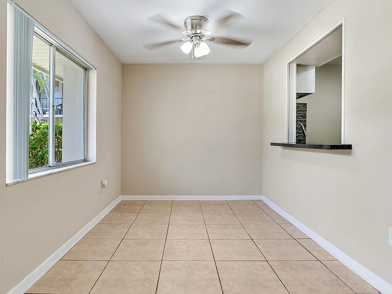 Chateau Apartments — Photo 36