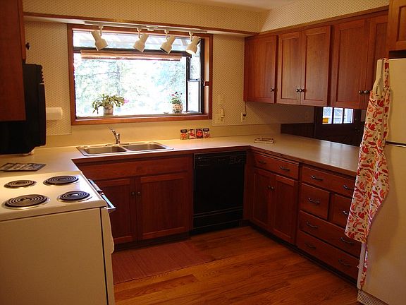 5th image of 2835 NW Glenwood Dr