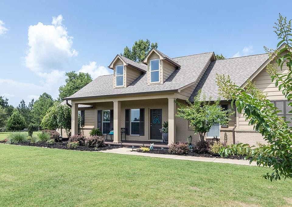 1st image of 130 Lakes Dr S