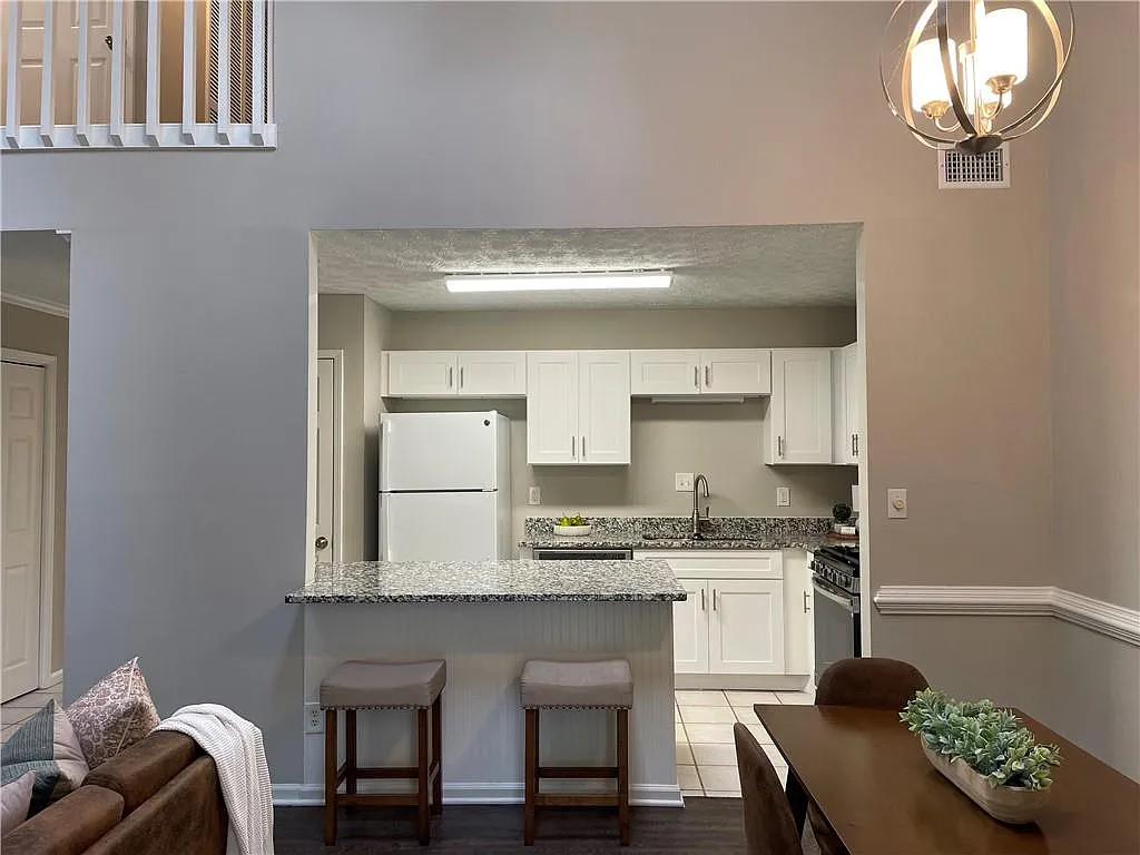 3 bed, 2.0 bath, 1390 sqft, $2,300 — Photo 2