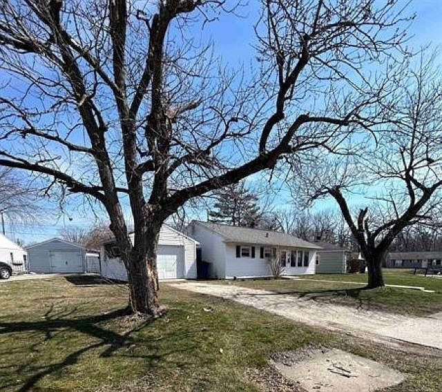 2nd image of 904 Lafayette Ct