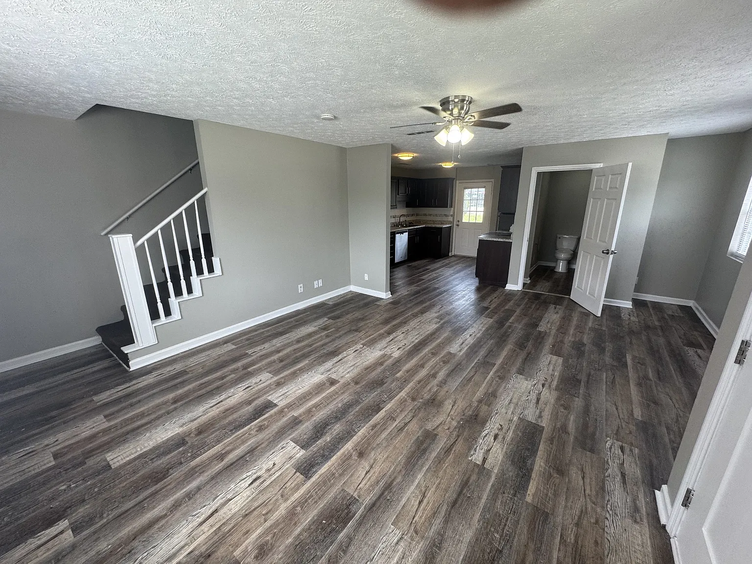3 bed, 1.5 bath, 1200 sqft, $1,300 — Photo 2