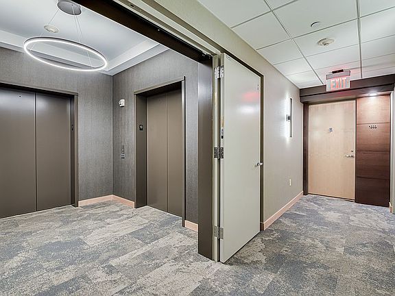 5th image of 923 E Kilbourn Ave Unit 1003