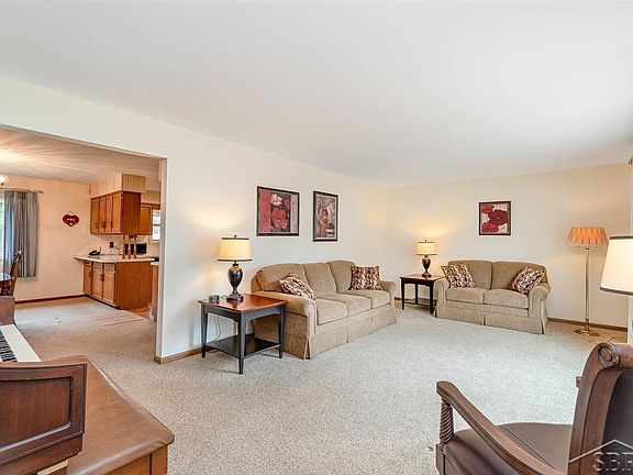 3rd image of 564 Fairoaks Dr