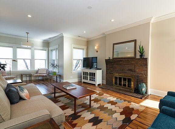 2nd image of 1241 W Granville Ave #3E
