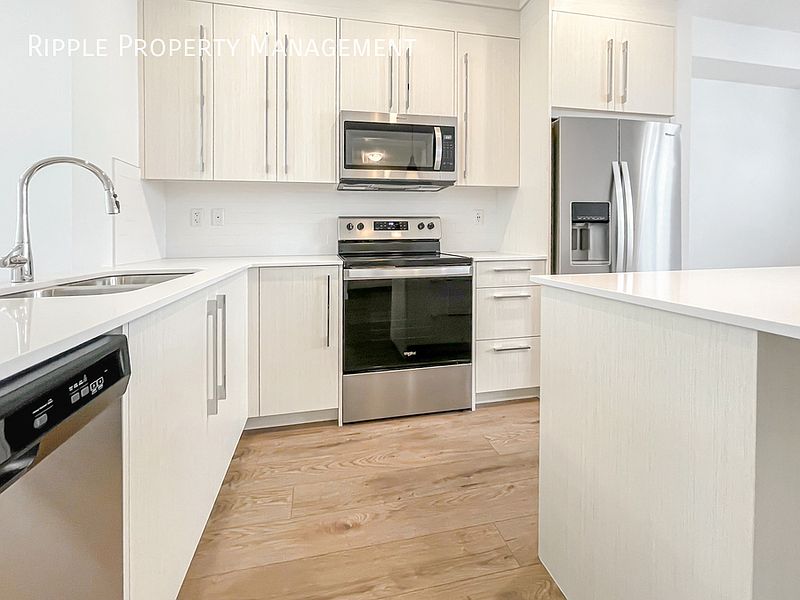 Calgary Townhouse for rent - 3 Bedrooms — photo 2