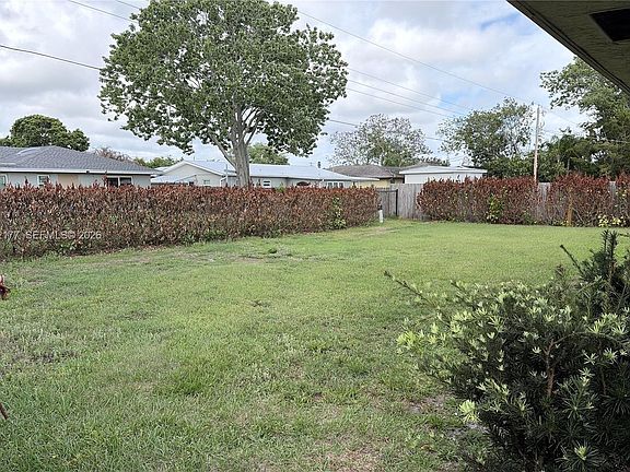 3rd image of 440 SE Skipper Ln