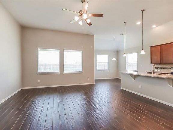 3rd image of 119 San Saba Dr