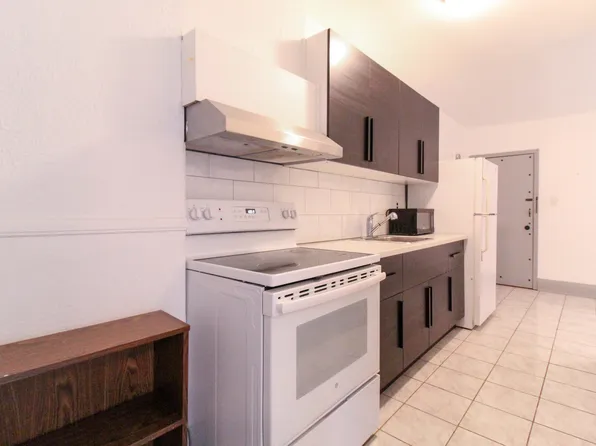 579 College St #2, Toronto, ON M6G 1B2