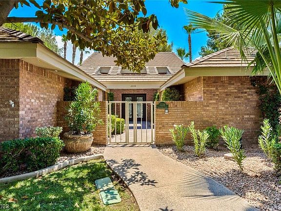 4th image of 2226 Versailles Ct