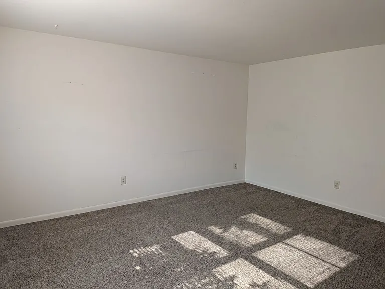 805 S Fairview Rd — Photo 2