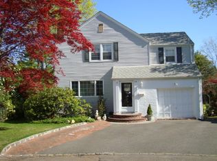 11 Appletree Ln, Great Neck, NY 11024