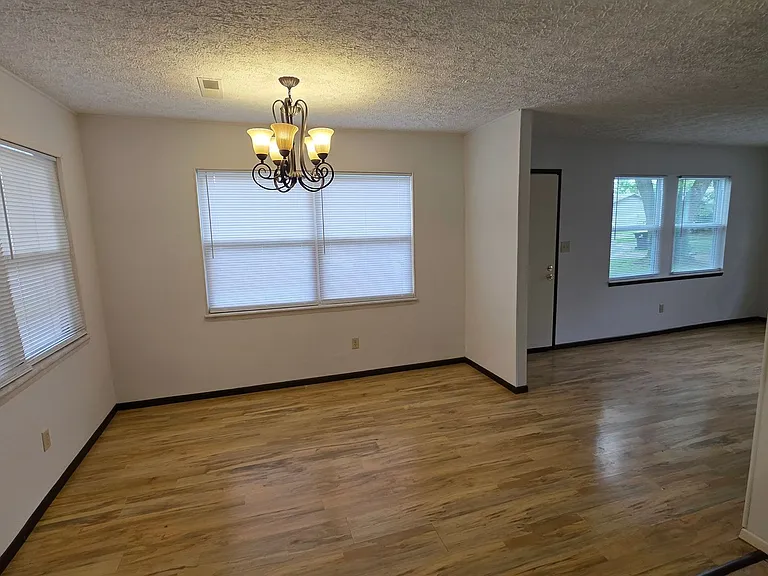 624 W Lois St — Photo 8