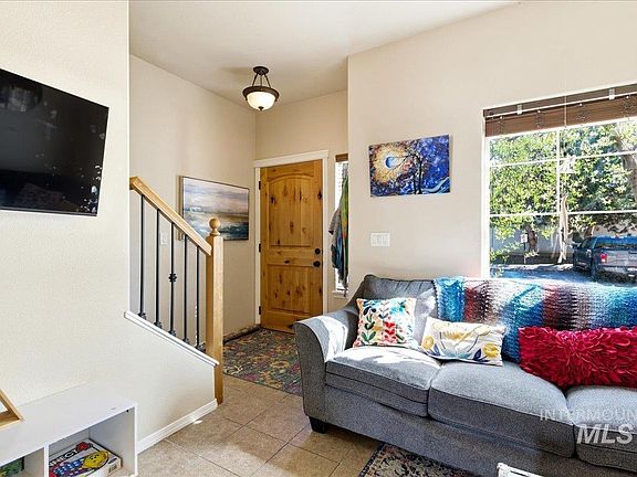 3rd image of 527 S Blue Pine Ln