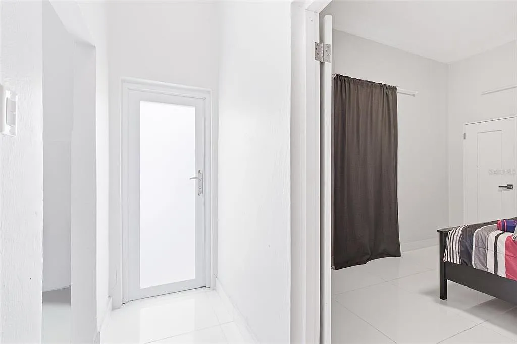 3 bed, 1.0 bath, 1271 sqft, $4,500 — Photo 2