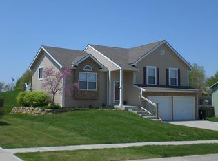 554 Hithergreen Dr, Lansing, KS 66043