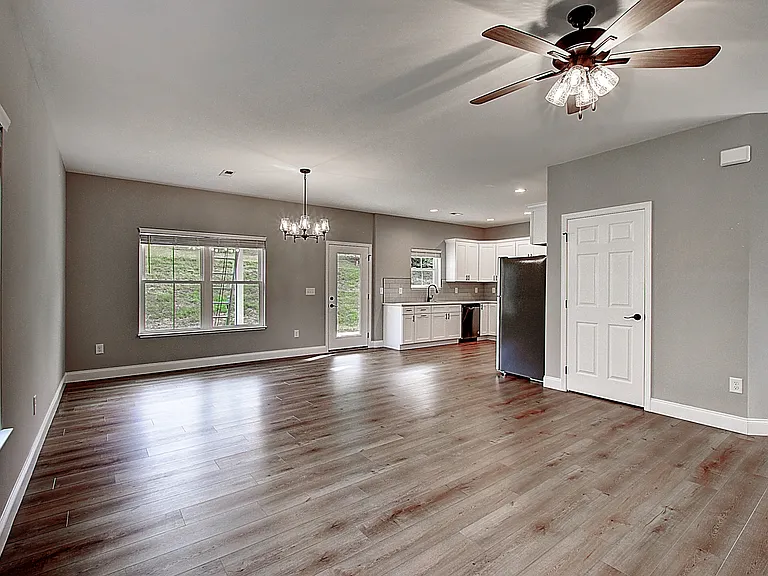 209 University Pkwy #36 — Photo 7