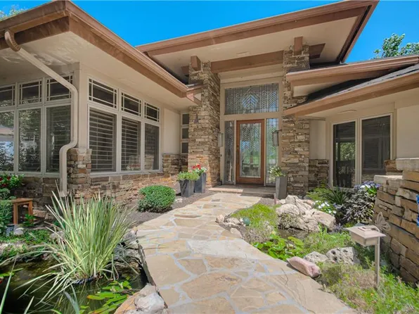 10711 S Oakcrest Ln, Olathe, KS 66061