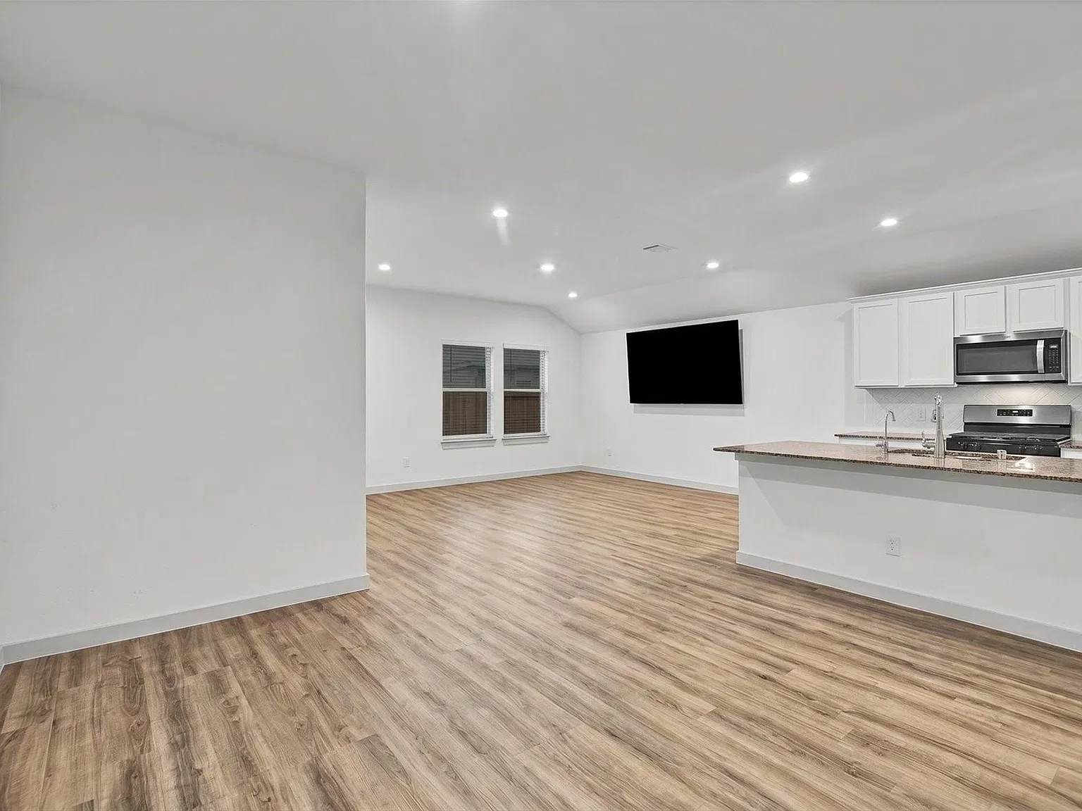 4 bed, 2.5 bath, 1909 sqft, $2,500 — Photo 3