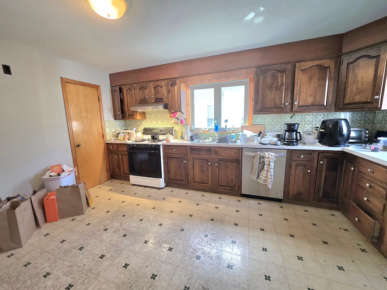 6 bed, $8,100 — Photo 2