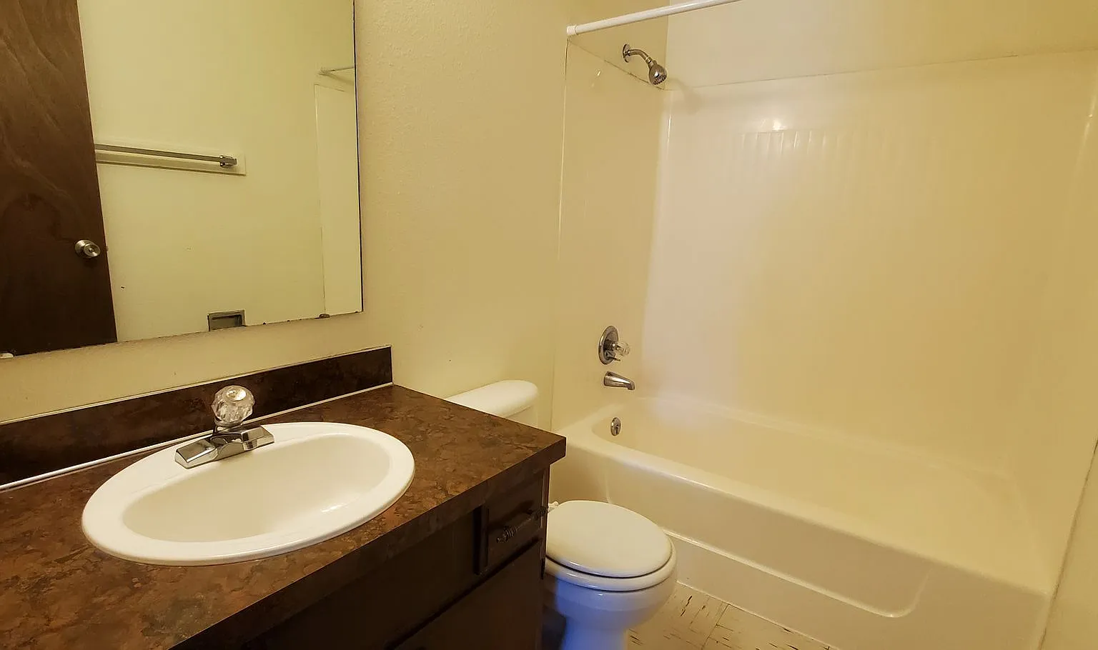 Spacious Apartments with Parking & Storage in Prime Location — Photo 3