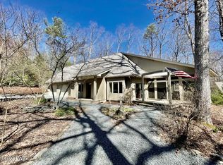 159 W Shore Rd, Shohola, PA 18458