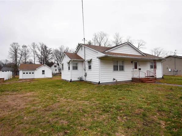 503 E Pennsylvania St, Staunton, IL 62088