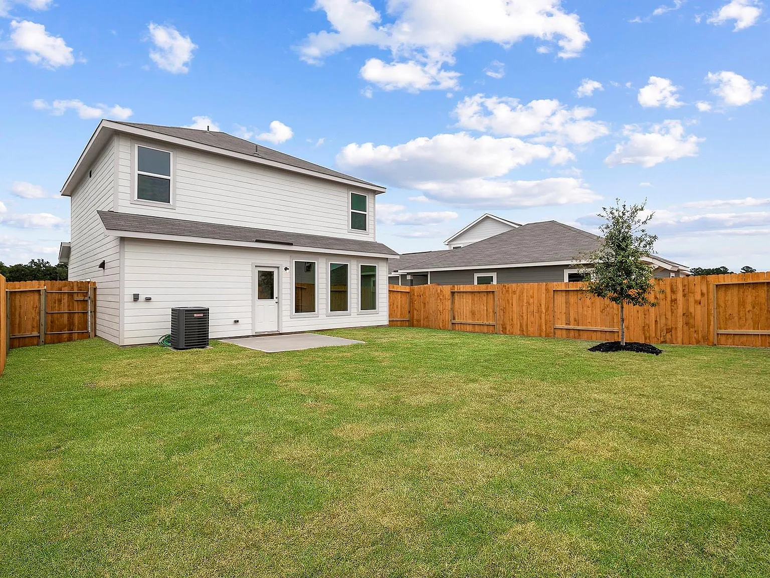 3 bed, 2.5 bath, 1348 sqft, $2,370 — Photo 2