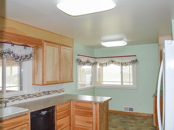 Kitchen & Eating Area