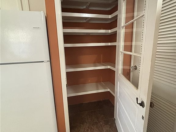 5th image of 10 E Columbia St