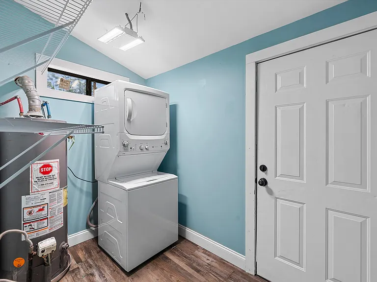 2212 Clay Ave — Photo 6
