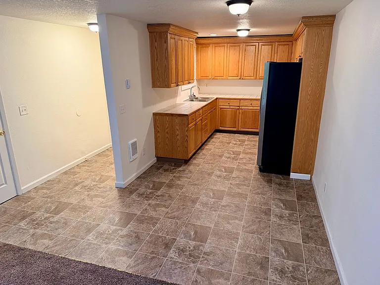 Two Bedroom Apartment in Central Salem — Photo 5