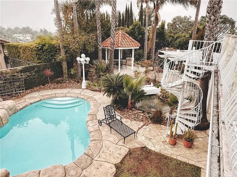 289 S Owens Dr — Photo 23