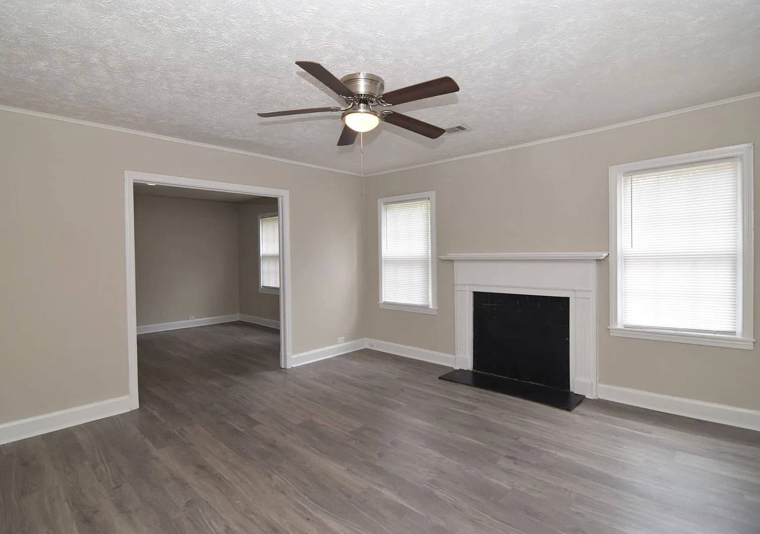 Charming 2-Bedroom Cottage with Bonus Room & Half-Acre Lot! — Photo 4