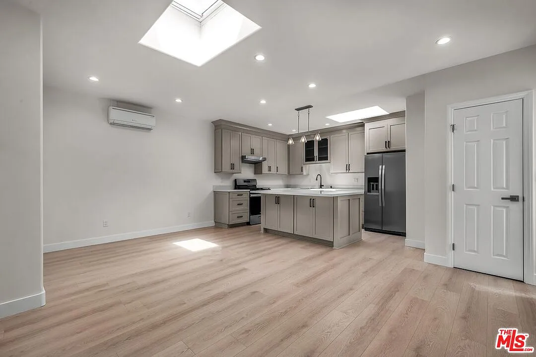 2 bed, 2.0 bath, 922 sqft, $4,800 — Photo 3