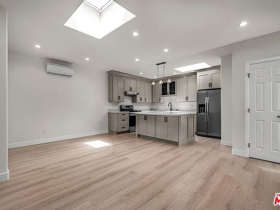 3rd image of 303 Culver Blvd