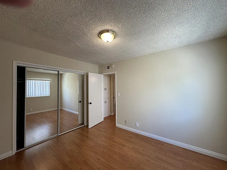 245 W Stocker St — Photo 8