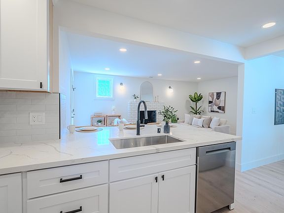 5th image of 3672 Sanford St