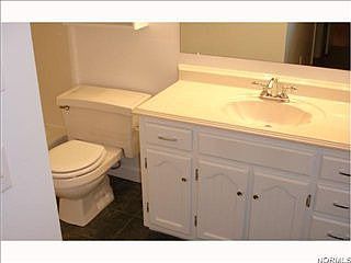 4th image of 10 Meadowlawn Dr Unit 11