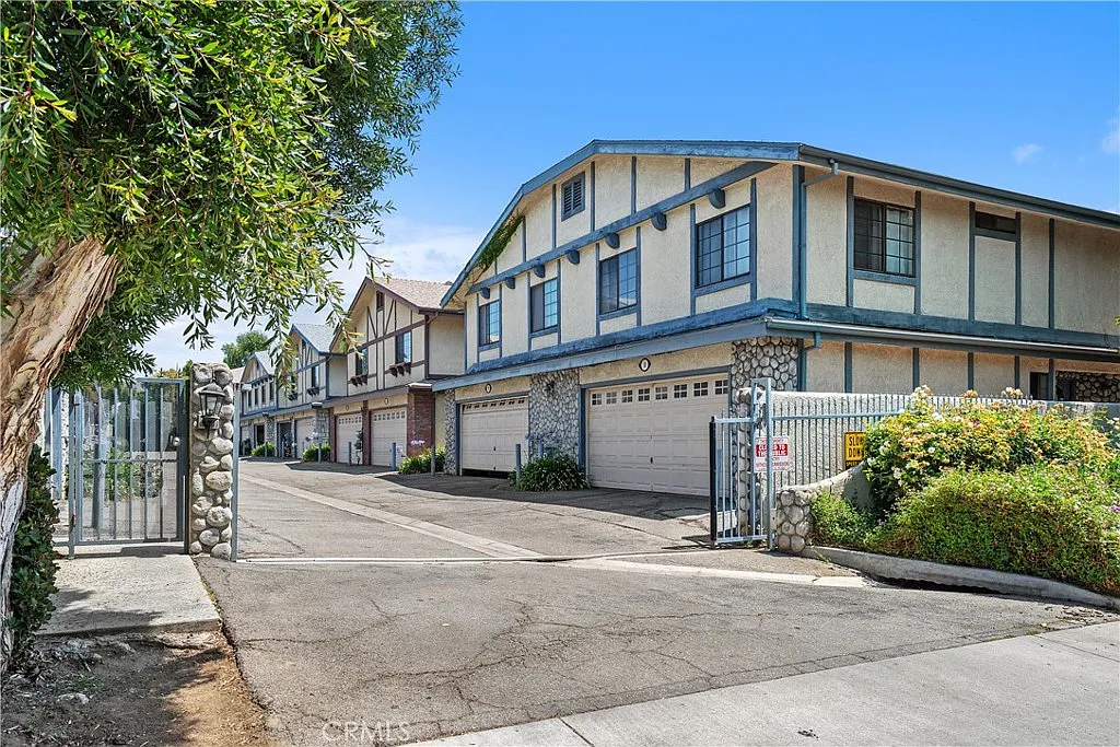 2 bed, 2.5 bath, 1330 sqft, $3,600 — Photo 3