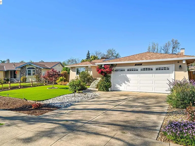 35290 Farnham Dr — Photo 3