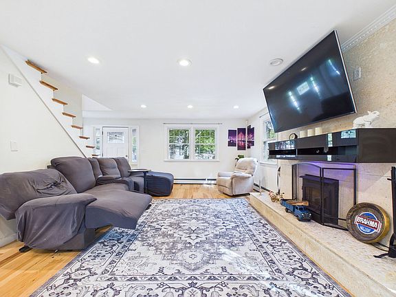 4th image of 968 Osgood St