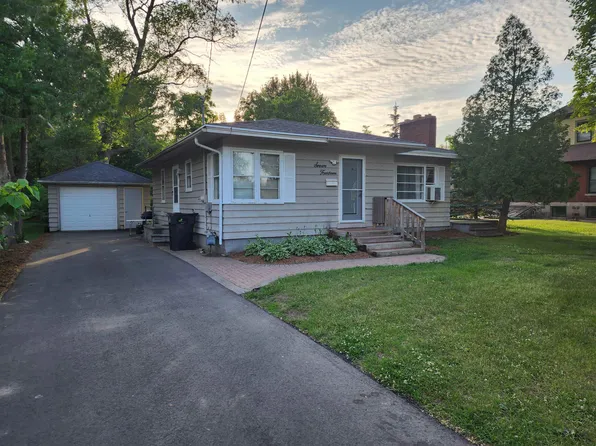 714 8th St, Waupaca, WI 54981