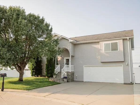 2 Willow Ln, Kearney, NE 68845