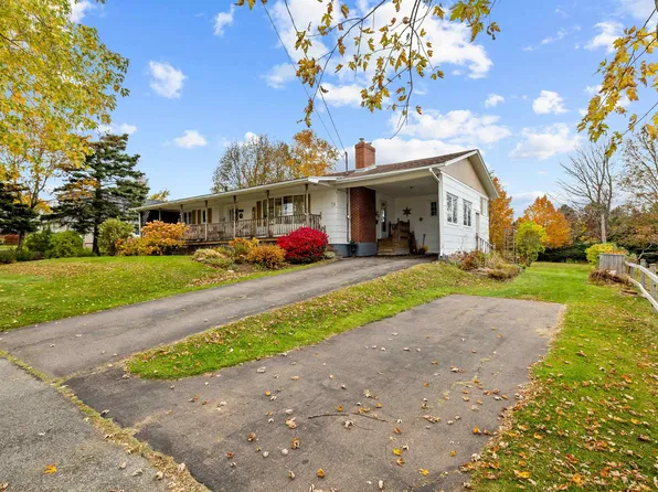 72 Macrae Dr, Charlottetown, PE C1C 0S3