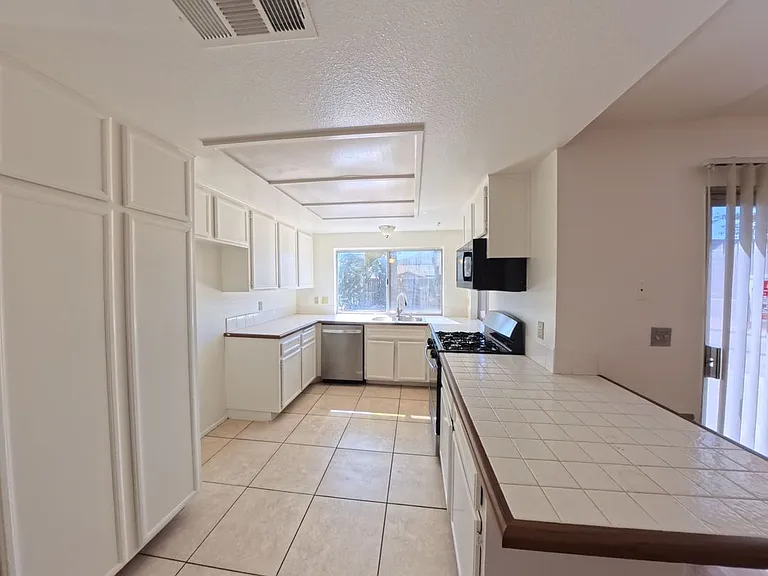 24052 Royale St — Photo 10