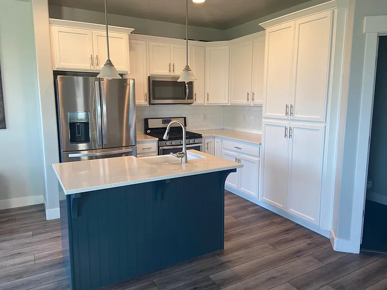142 W Silver Springs Dr — Photo 1
