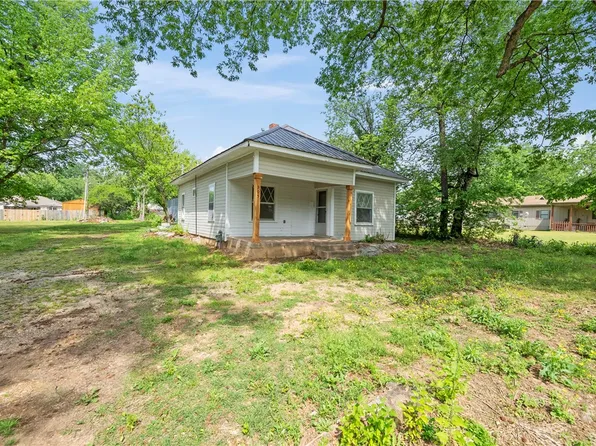 305 4th Ave SW, Gravette, AR 72736