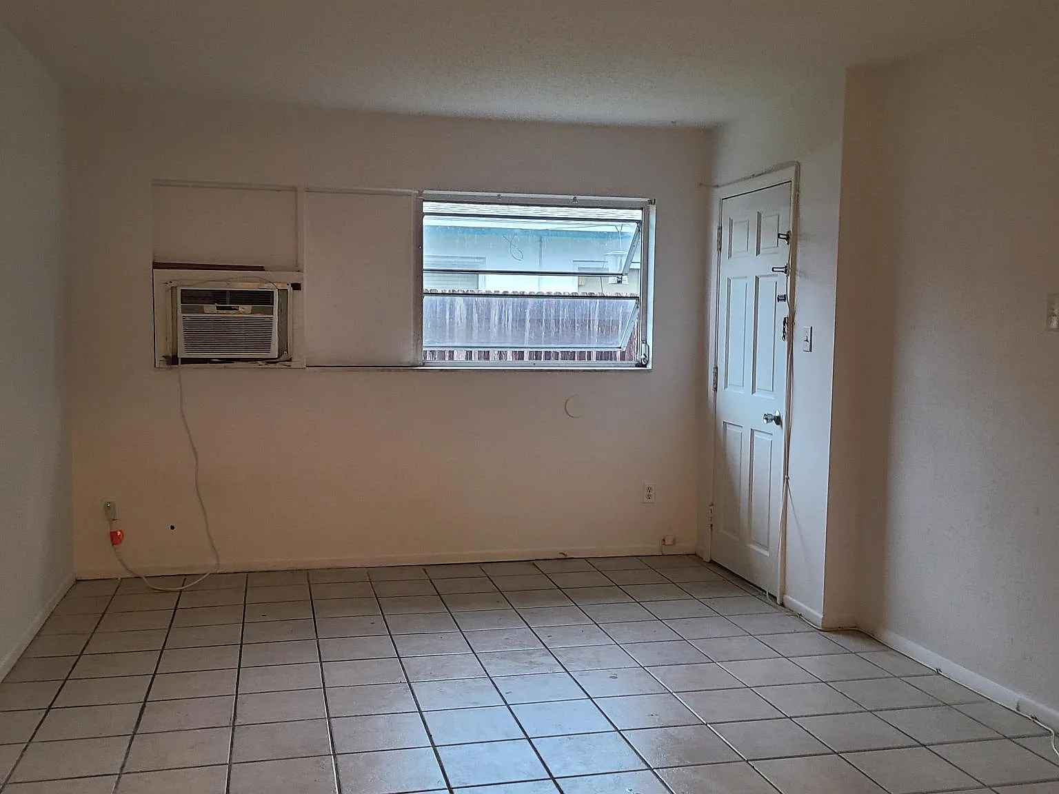 Studio, 300 sqft, $1,050 — Photo 4